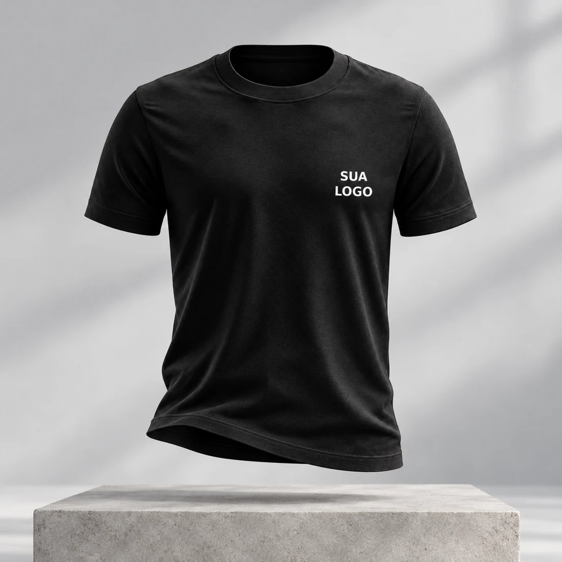 Mockup ilustrativo de camiseta preta suspensa, com volume e logo demonstrativo no peito.